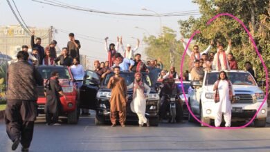 Photo of دولت کا نشہ یا تعلقات کا گھمنڈ نامعلوم افراد کی پولیس موبائل کے سامنے ہوائی فائرنگ، آئی جی کا نوٹس