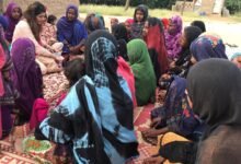 Photo of سیلاب سے متاثرہ علاقوں میں کراچی کے میاں بیوی کی جانب سے خواتین کو ہزاروں سینیٹری کٹس کی فراہمی